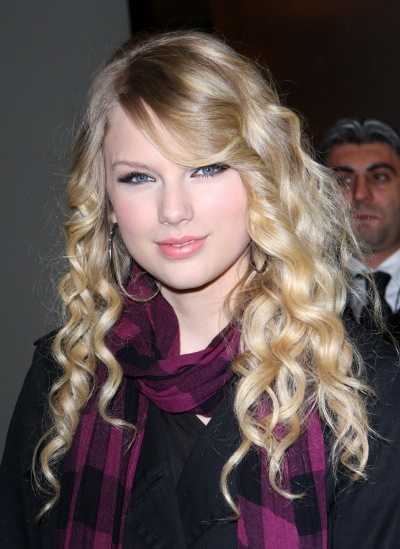 taylor-swift-long-blonde-curly-hairstyle-nov-08.jpg